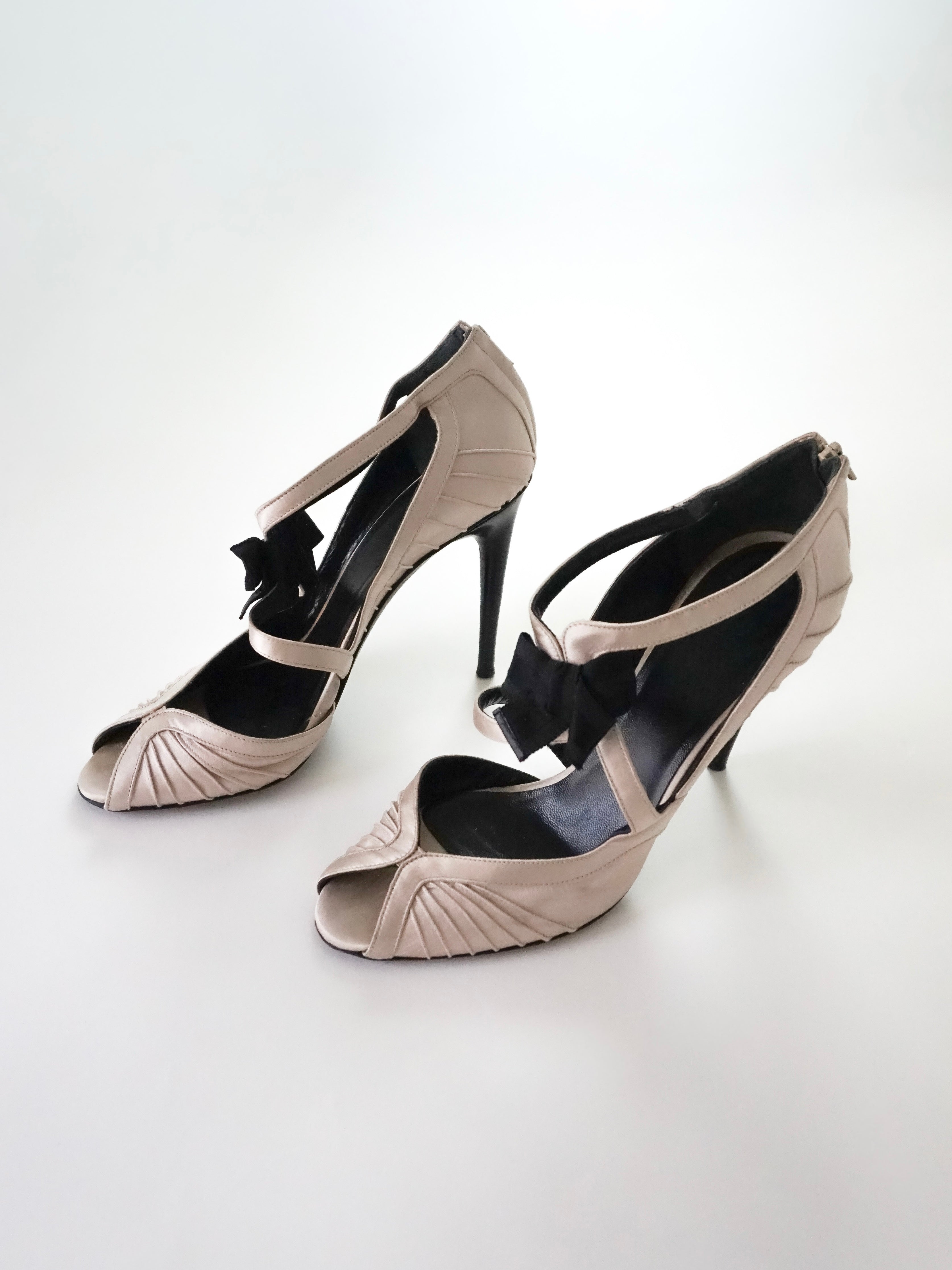 Vintage Y2K Spring/Summer 2004 Gucci Champagne Nude Silk Leather Black Bow Accents Peep-Toe High Heels (US 8)