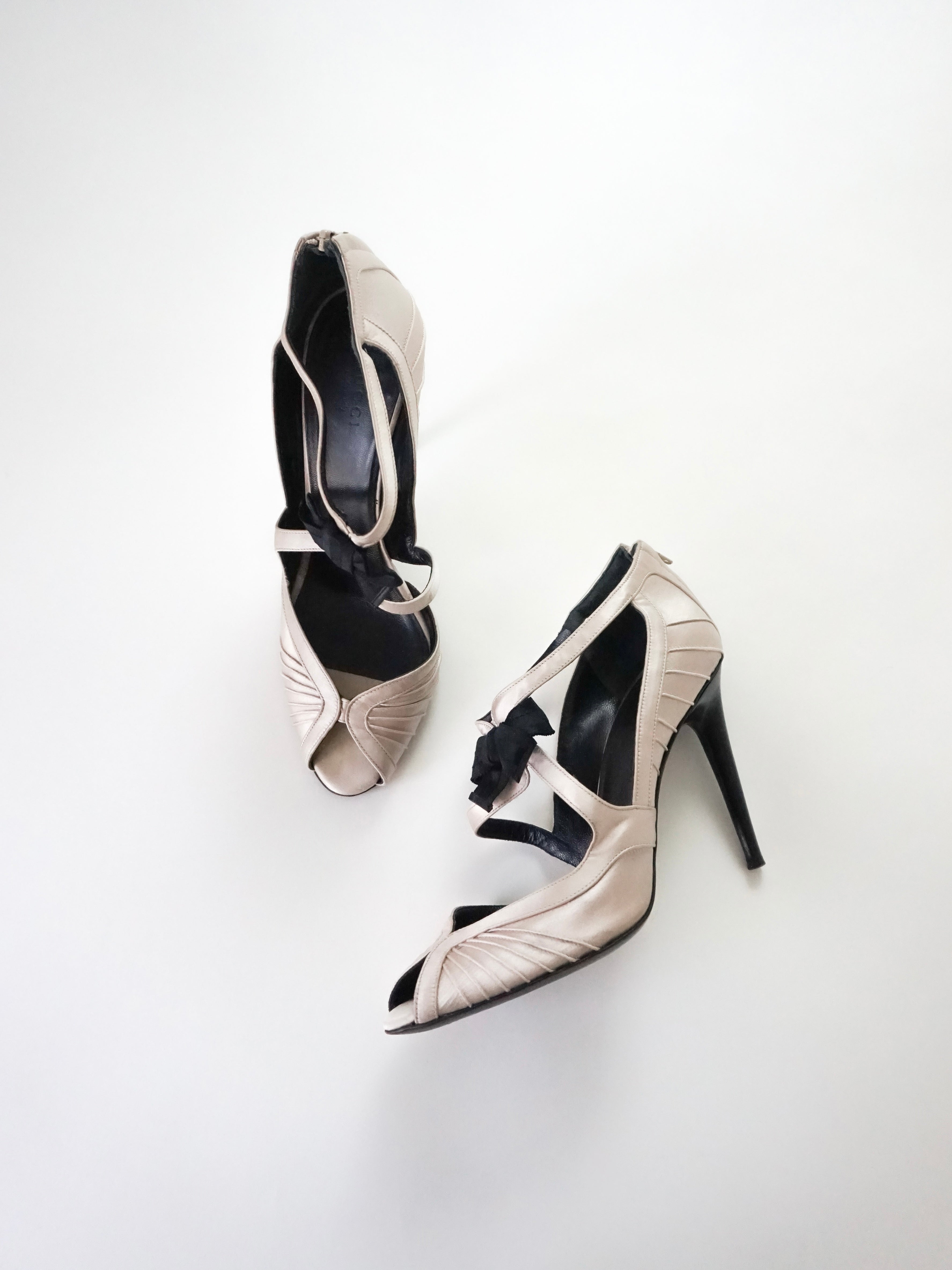 Vintage Y2K Spring/Summer 2004 Gucci Champagne Nude Silk Leather Black Bow Accents Peep-Toe High Heels (US 8)