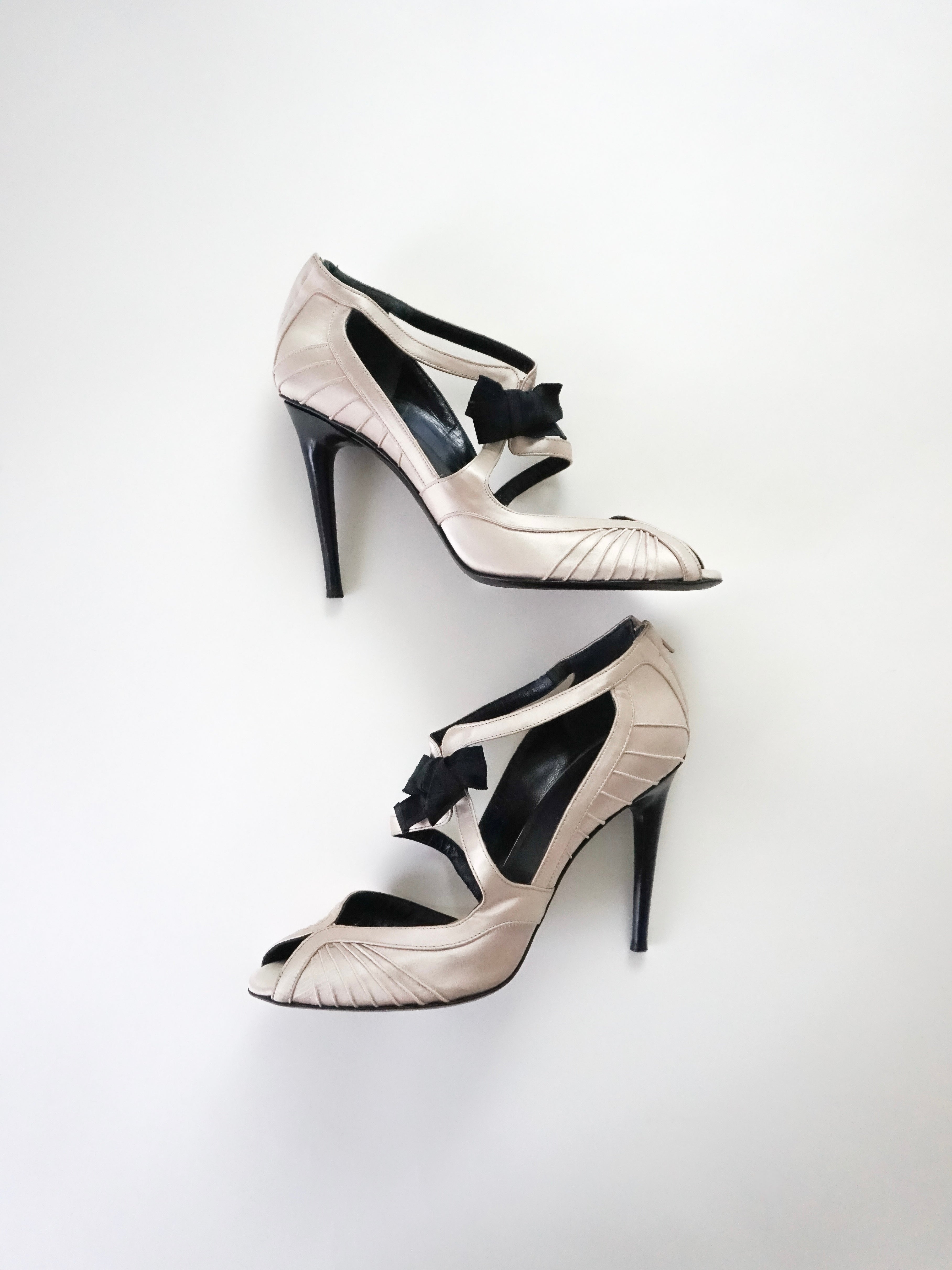 Vintage Y2K Spring/Summer 2004 Gucci Champagne Nude Silk Leather Black Bow Accents Peep-Toe High Heels (US 8)