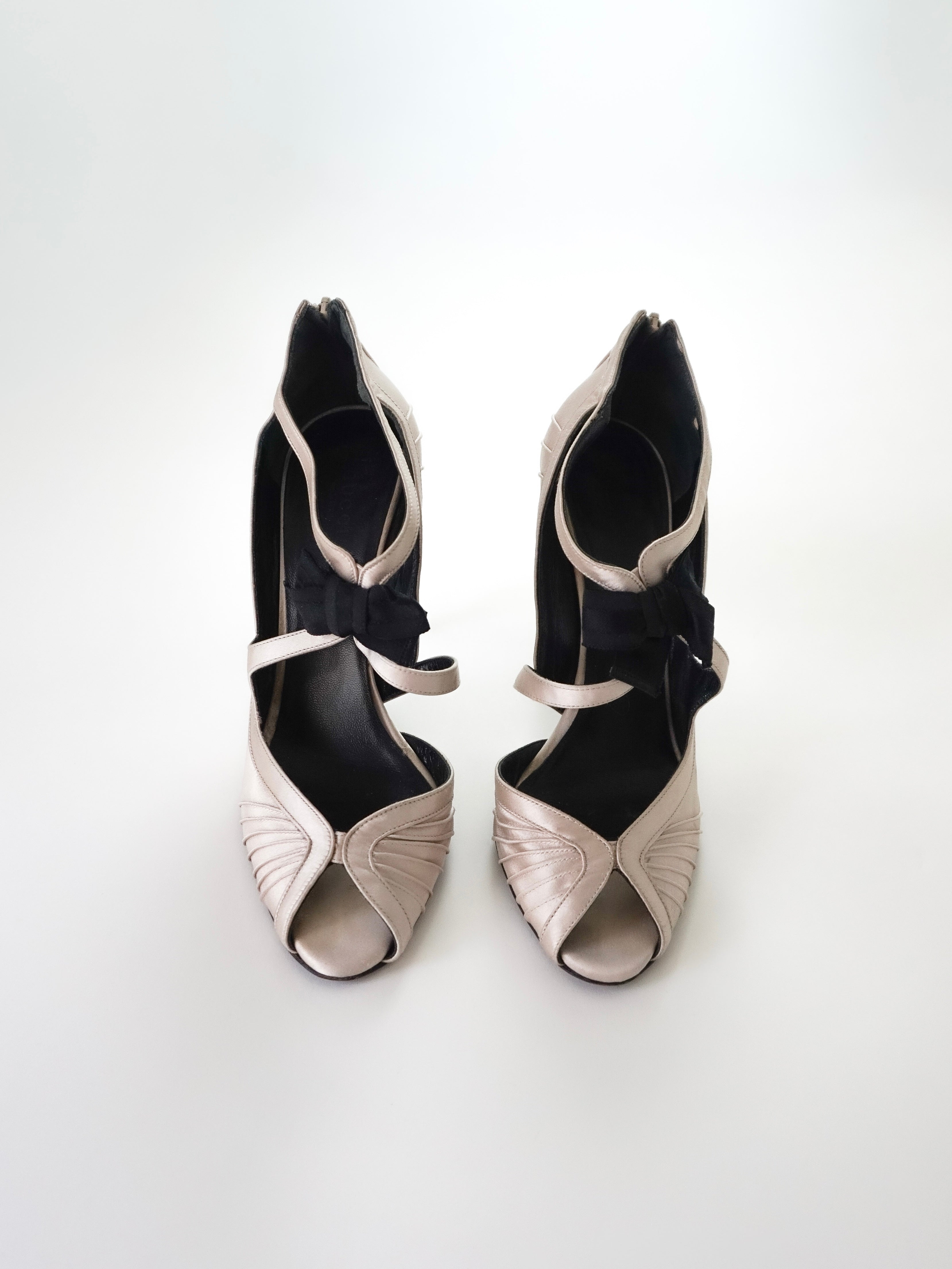 Vintage Y2K Spring/Summer 2004 Gucci Champagne Nude Silk Leather Black Bow Accents Peep-Toe High Heels (US 8)