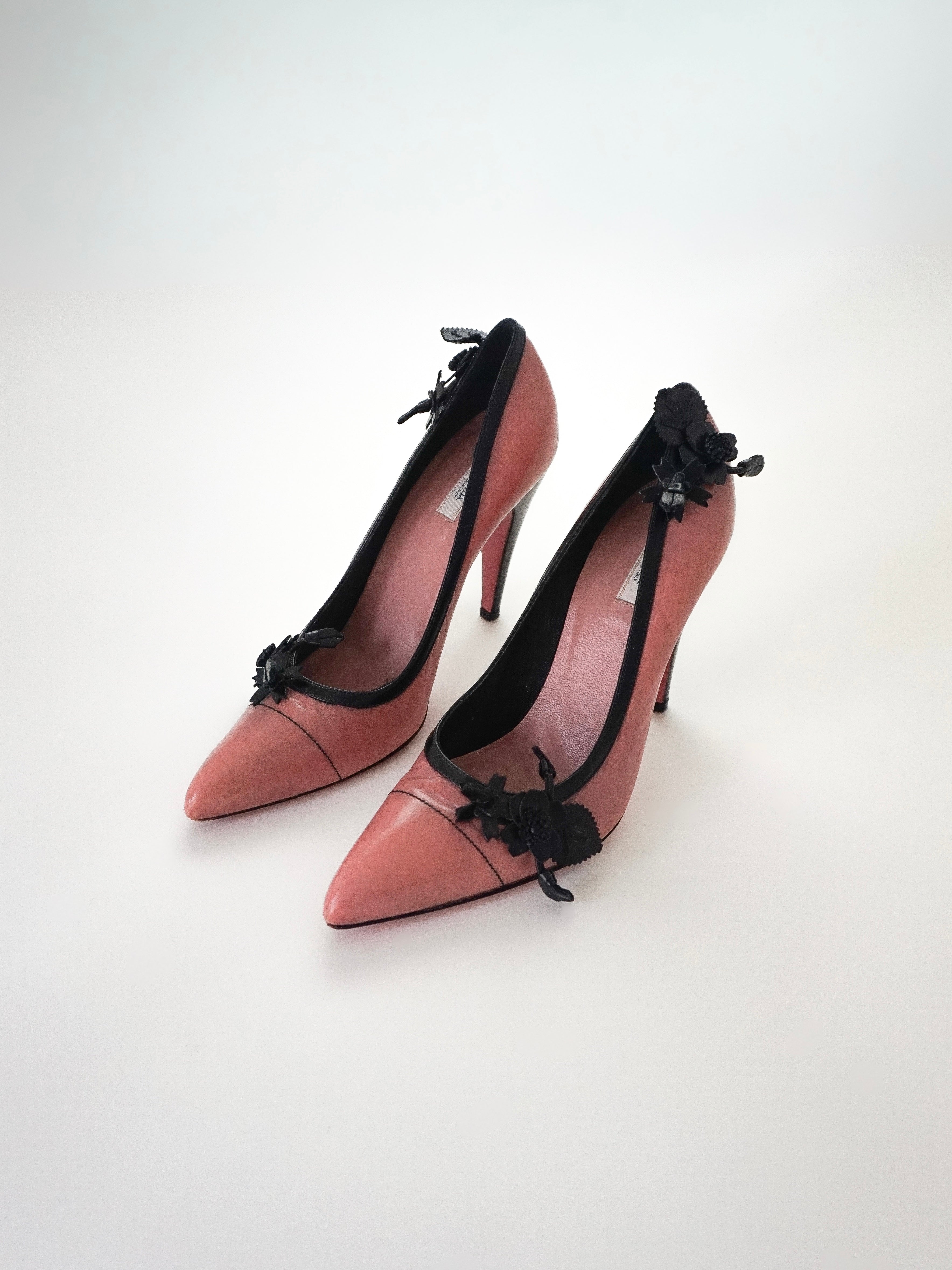 Vintage Y2K Fall 2002 Prada Jardin Floral Pink Black Leather Pointed Toe High Heels (US 5.5 / US 6)