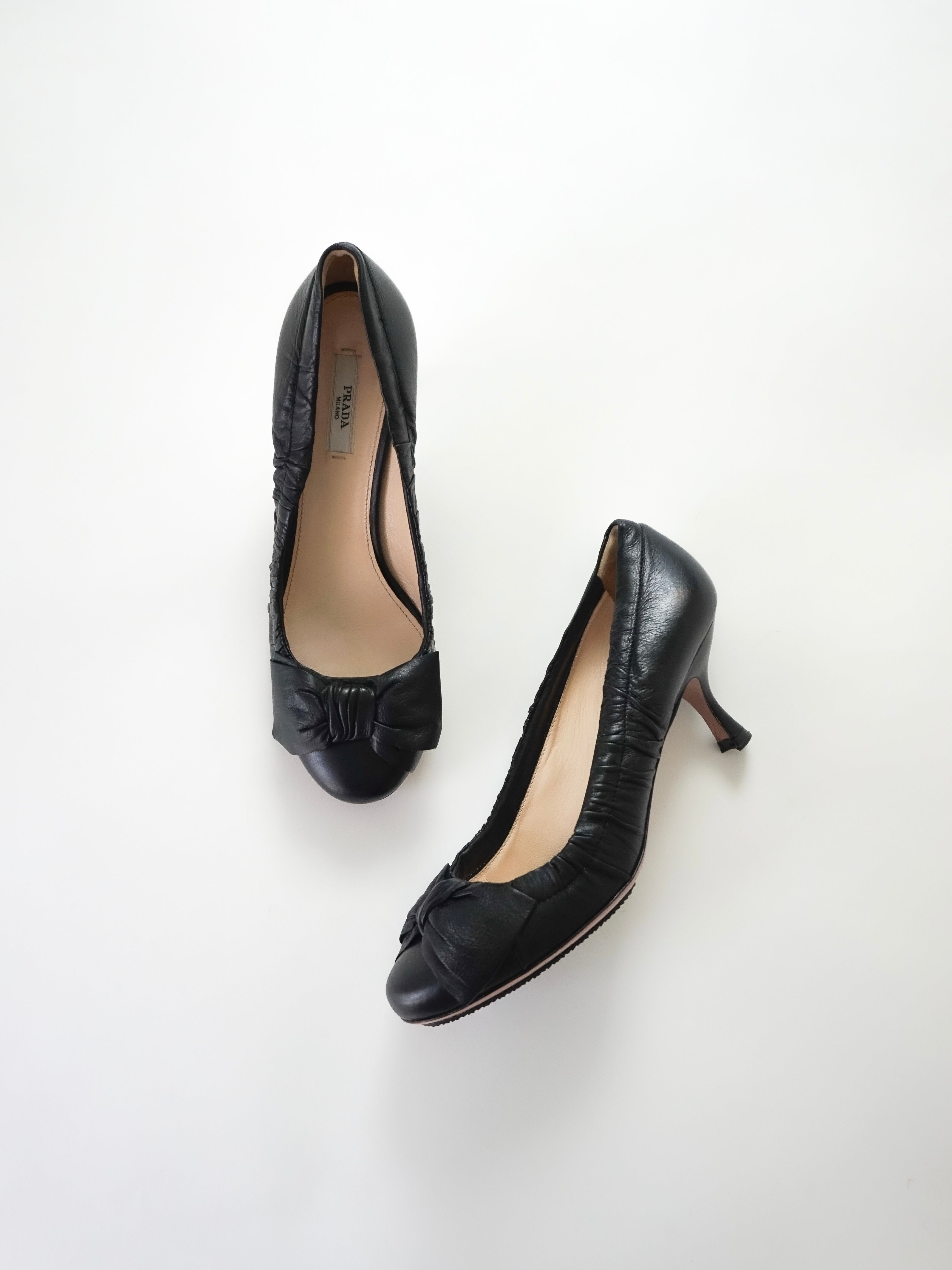 Prada Black Leather Bow Detail Round Closed-Toe Mid Heels (US 6)