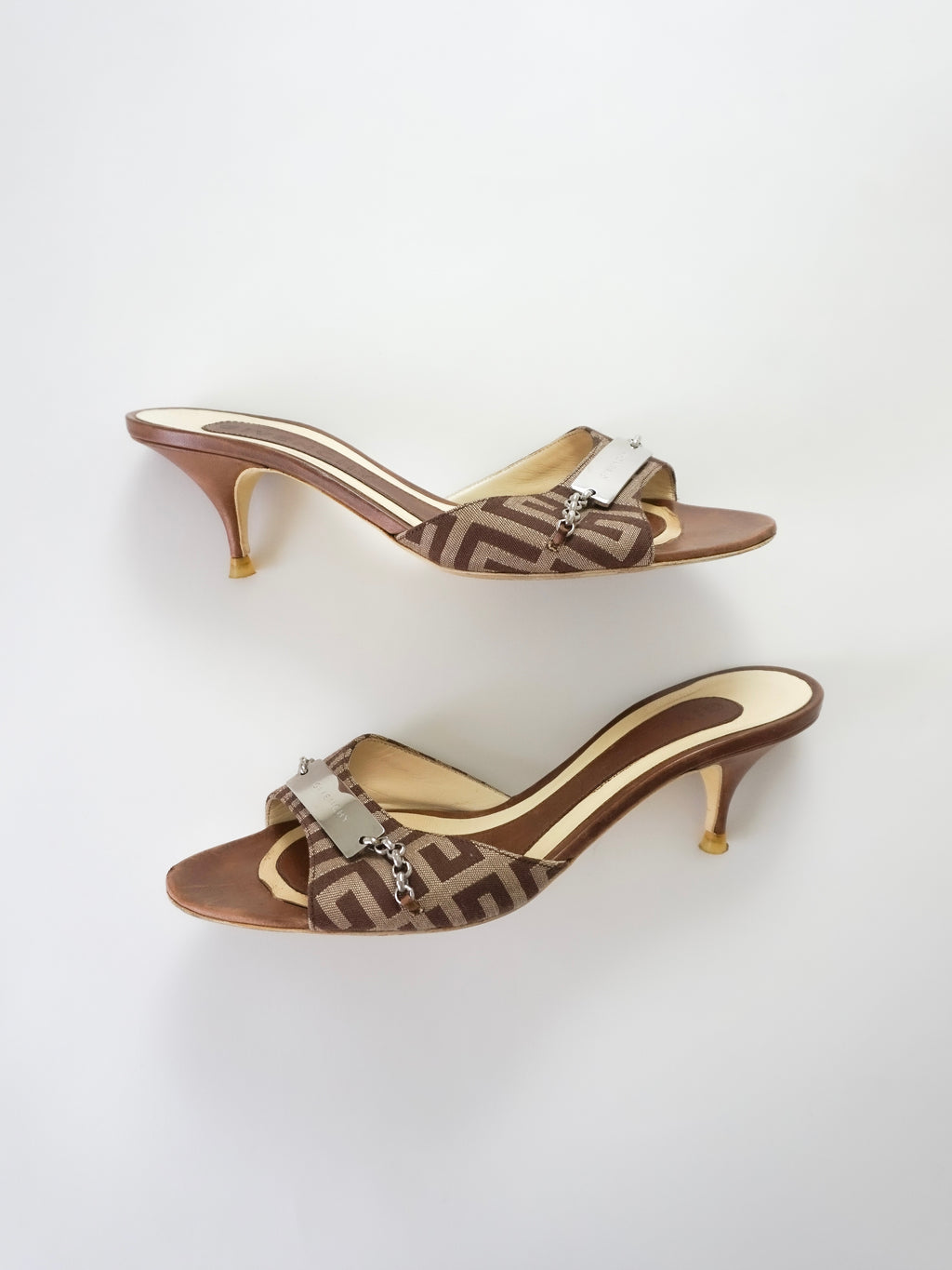 Vintage Y2K Givenchy Brown Cream Monogram Leather Silver Plate Chain Accent Open-Toe Kitten Heels (US 7 / 7.5)