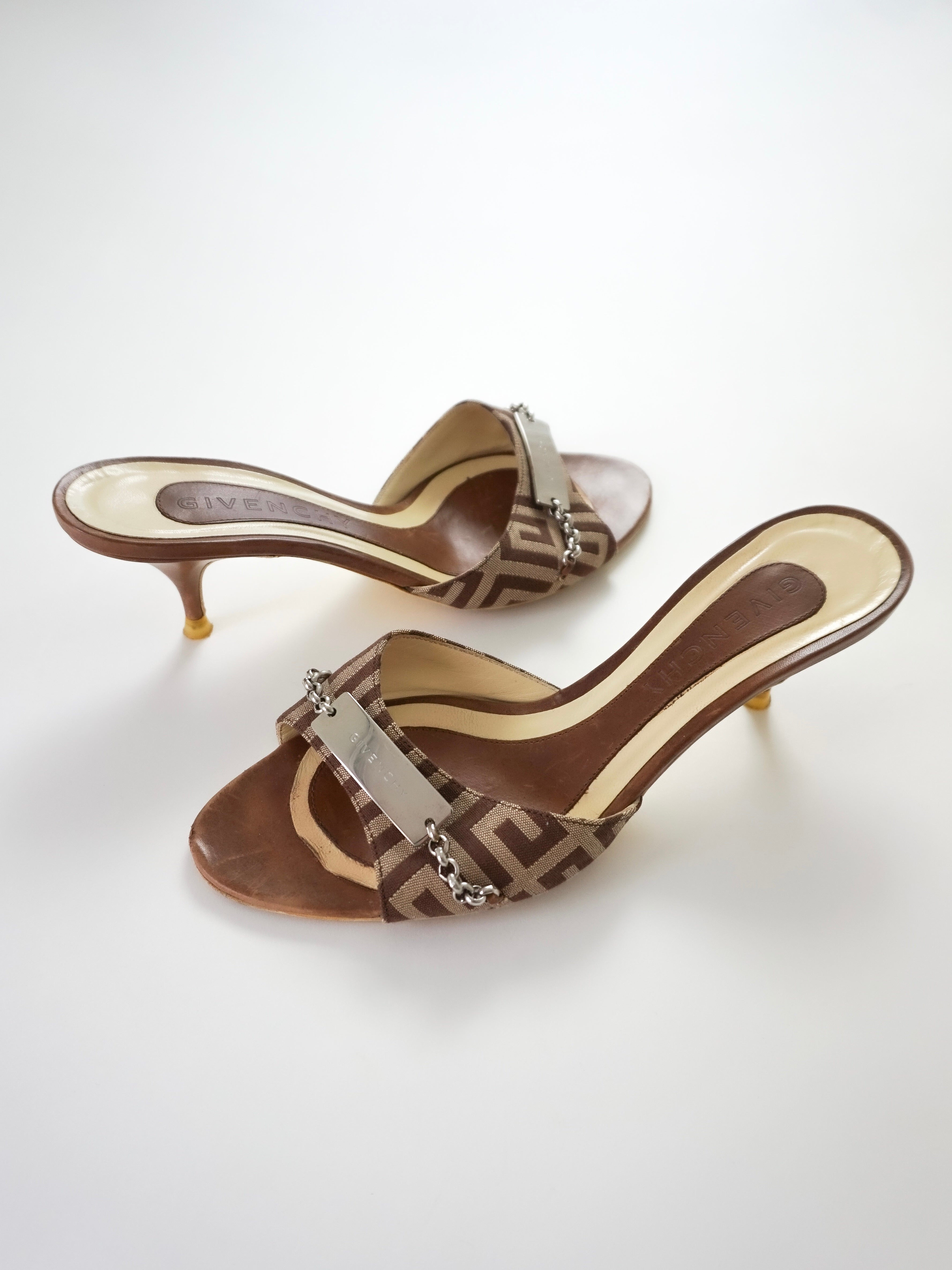 Vintage Y2K Givenchy Brown Cream Monogram Leather Silver Plate Chain Accent Open-Toe Kitten Heels (US 7 / 7.5)