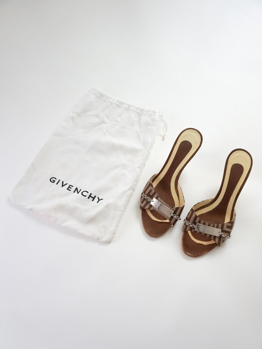 Vintage Y2K Givenchy Brown Cream Monogram Leather Silver Plate Chain Accent Open-Toe Kitten Heels (US 7 / 7.5)